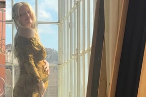 Η εγκυμοσύνη της πάει πολύ | Η Λίλα Μπακλέση στην πρώτη δημόσια εμφάνιση με φουσκωμένη κοιλίτσα