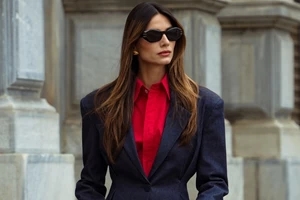 Η Ηλιάνα Παπαγεωργίου με mini μπορντό δερμάτινη φούστα | Η μοντέρνα συμβουλή μόδας που ακολούθησε