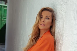 "Σαν γοργόνα στο ηλιοβασίλεμα" | Η Μαριέττα Χρουσαλά ποζάρει μπροστά στην πισίνα πολυτελούς ξενοδοχείου