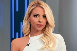 Τζένη Μελιτά | Με μεταξωτό πουκάμισο στο χρώμα που θα ορίσει τα looks της άνοιξης