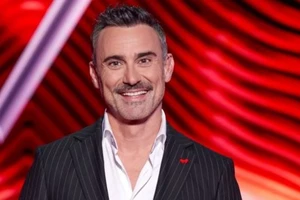 Έλενα Παπαρίζου | Με σέξι mini φόρεμα, αγκαλιά με τη Νατάσα Θεοδωρίδου πριν από 17 χρόνια