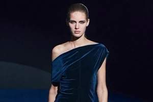 Αυτό το μπορντό κροκό τσαντάκι από τη Mango κοστίζει 22,99€ και είναι το hero piece των γιορτινών σου εμφανίσεων