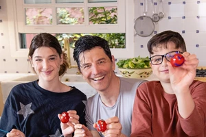 Όταν η Αναστασία Ρουβά πετούσε λουλούδια στον μπαμπά της, Σάκη Ρουβά από το πρώτο τραπέζι