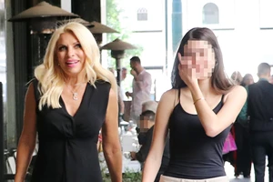 Η Ελένη Μενεγάκη ποζάρει με τη μητέρα της | Το δημόσιο μήνυμα στο Instagram - εικόνα 2