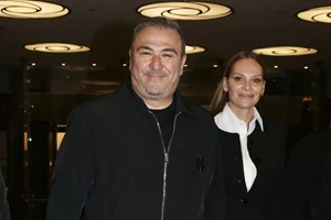 Αντώνης Ρέμος & Υβόννη Μπόσνιακ | Η matchy matchy εμφάνιση και το τρυφερό στιγμιότυπο σε έξοδό τους - εικόνα 3