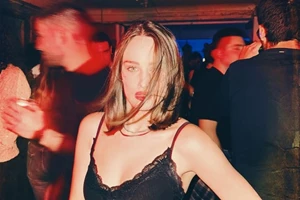 Ξεκίνησαν οι διακοπές για τη Μαρία Βοσκοπούλου | Η κόρη της Άντζελας Γκερέκου στο Δεσποτικό Κυκλάδων - εικόνα 4