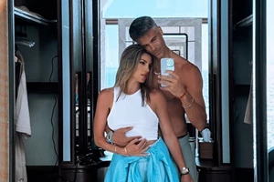 "Λιώνει για τον Μπρούνο της" | Η Αθηνά Οικονομάκου χορεύει μες στο αμάξι, ενώ ο σύντροφός της τραγουδά στα ισπανικά