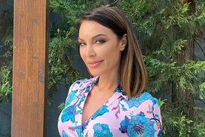 "Μια όαση δροσιάς" | Η Τατιάνα Στεφανίδου ποζάρει με μαγιό στον τεράστιο κήπο του σπιτιού της