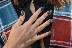 Μαριάννα Τουμασάτου | Υιοθέτησε την πιο κομψή εκδοχή του "clean" μανικιούρ για κοντά νύχια - εικόνα 2