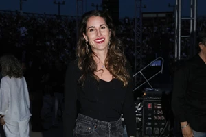 Παυλίνα Βουλγαράκη | Εναλλακτικό baby shower στο εξοχικό με body painting και λουλούδια λίγο πριν γεννήσει