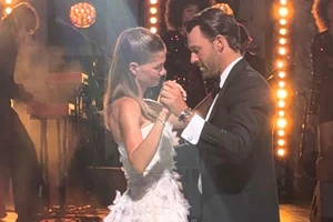 Η Αλεξάνδρα Κωστοπούλου με γαλάζιο εξώπλατο φόρεμα Έλληνα σχεδιαστή στον γάμο της αδερφής της, Αμαλίας - εικόνα 3