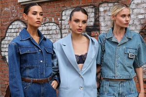 Η Σταματίνα Τσιμτσιλή με ένα statement καφέ suede παντελόνι με κρόσσια | Θα τολμούσες να το φορέσεις; - εικόνα 3