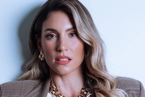 Η Αθηνά Οικονομάκου με γυαλιά | Η περιπέτεια με τα μάτια της