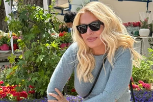 Στα λευκά η Ελένη Μενεγάκη | Οι πόζες με αφορμή την ονομαστική γιορτή της