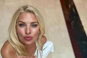 Με σορτσάκι και πολύχρωμο πλεκτό η 10χρονη Μαρίνα | Η Ελένη Μενεγάκη με την κόρη της στην Κηφισιά - εικόνα 6