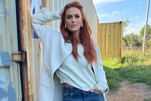 Σίσσυ Χρηστίδου | Το δείπνο με τους γιους της στο στολισμένο σαλόνι του σπιτιού τους