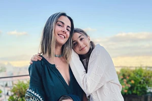 "Σαν δίδυμες" | Η Αγγελική Δαλιάνη φωτογραφίζεται με την 16χρονη κούκλα κόρη της, Λυδία