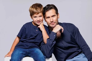 Αναστάσης Ροϊλός | Ο καναπές του "ντύνει" με χρώμα το minimal καθιστικό του - εικόνα 3