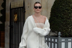 Το αγαπημένο styling hack της Hailey Bieber θα μεταμορφώσει κάθε φθινοπωρινό look