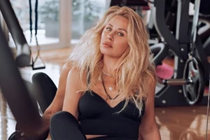 Ψηλή, πρασινομάτα με τέλεια μαλλιά | Όλες οι φορές που η Γωγώ Μαστροκώστα μας έδειξε την κόρη της, Βικτώρια Δέλλα