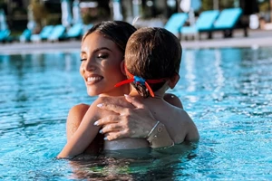 Mini fashion icon η Σιέννα Μιχοπούλου | Με το τέλειο ροζ σύνολο μαζί με τον αδελφό της στη Σικελία - εικόνα 2