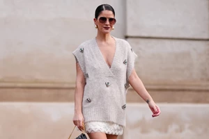 Η Ηλιάνα Παπαγεωργίου φόρεσε τη διάσημη απόχρωση Mocha Mousse σε ένα ιδανικό look για το γραφείο