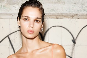 Anita Brand | Βρήκε την απόχρωση στο μολύβι ματιών που κάνει τα ανοιχτόχρωμα μάτια πιο λαμπερά