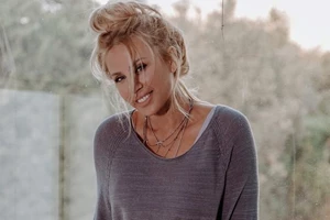 Η Βικτώρια Δέλλα στην πρώτη δημόσια εμφάνιση με τους γονείς της, Τραΐανο Δέλλα και Γωγώ Μαστροκώστα