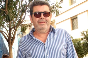 Ελένη Μενεγάκη & Μάκης Παντζόπουλος με ασορτί sneakers στο αεροδρόμιο