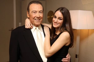 Fresh like a lemon | Η Μαρία Βοσκοπούλου με mini φόρεμα στο χρώμα του καλοκαιριού ποζάρει πλάι στην Άντζελα Γκερέκου