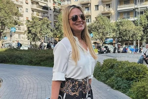 Νάνσυ Ζαμπέτογλου | Με lace πουκάμισο και παντελόνι Vassia Kostara - εικόνα 2