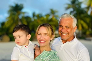 Η Anita Brand κρατάει αγκαλιά τα δύο παιδιά της και είναι πιο ευτυχισμένη από ποτέ - εικόνα 2