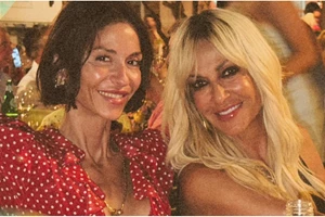 Η Άννα Βίσση έγινε νονά με total white look | Η εμφάνιση με λευκό κοστούμι