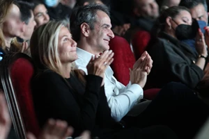 Η Σοφία Μητσοτάκη με cargo παντελόνι και τα παπούτσια που επέστρεψαν στη μόδα