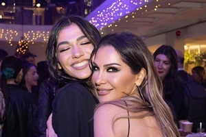 Η Μελίνα Νικολαΐδη με στενό αποκαλυπτικό μίνι φόρεμα σε νυχτερινό κέντρο