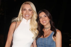 Σταματίνα Τσιμτσιλή | Σου δείχνει πώς να φορέσεις ένα mini φόρεμα στο χρώμα της χρονιάς με τα πιο ταιριαστά παπούτσια