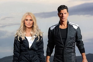 Σάκης Ρουβάς | Ερμηνεύει το νέο του μουσικό κομμάτι παίζοντας κιθάρα στον σαλόνι του σπιτιού του - εικόνα 2