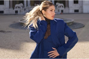 Νάνσυ Ζαμπέτογλου | Με lace πουκάμισο και παντελόνι Vassia Kostara