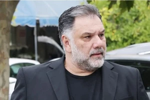 Γρηγόρης Αρναούτογλου | Στο Νησί των Ανέμων με τη Νάνσυ Αντωνίου - εικόνα 4