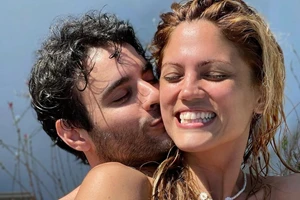 Η Ελένη Φουρέιρα δημοσίευσε ένα σπάνιο κλικ του Αλμπέρτο Μποτία με τον γιο τους