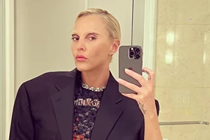 Η Τάμτα στο show του οίκου Balenciaga | Το εκκεντρικό look με σύνολο του οίκου