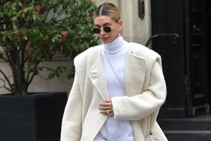 5 σύνολα της Hailey Bieber με τζιν που μπορείς να αντιγράψεις εύκολα με κομμάτια της ντουλάπας σου