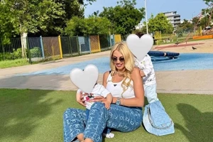 Όπως δεν την έχουμε ξαναδει | Η Κωνσταντίνα Σπυροπούλου ποζάρει με ροζ μπικίνι στον καθρέφτη της - εικόνα 2