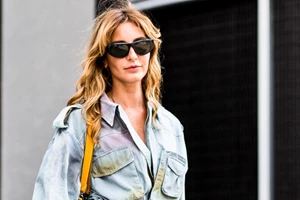 Έχει ζέστη και θα είσαι όλη μέρα εκτός σπιτιού; Η Ραφαέλα Ψαρρού δείχνει πώς θα ντυθείς κομψά