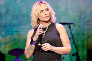 Για ψαράκι πλάι στο κύμα η Ελεωνόρα Ζουγανέλη - εικόνα 2