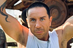 Ο Γιώργος Μαζωνάκης συνεχίζει τα μπάνια στη θάλασσα | Το νέο βίντεο που έδειξε