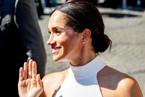 Το πολυτελές minimal look της Meghan Markle με λινό jacket και αρχαιοελληνικά σανδάλια