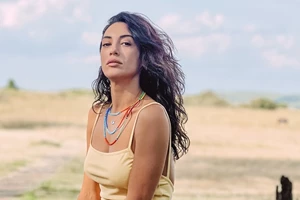 5 λευκά ολόσωμα μαγιό σε έκπτωση για να αντιγράψεις το beach look της Μαρίας Ηλιάκη