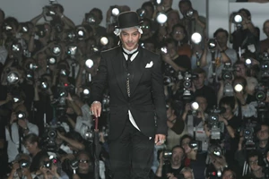 Ο John Galliano ακυρώνει τη μεγάλη έκθεσή του στο Met | Η απόφαση και η δημόσια συγγνώμη του σχεδιαστή
