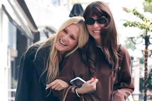 8 jeans σε γκρι χρώμα για να υιοθετήσεις το απόλυτο denim trend της άνοιξης